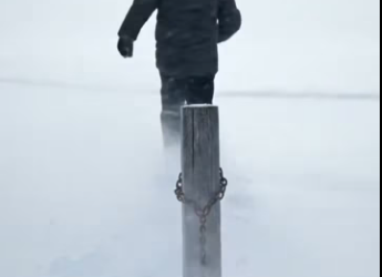 M1412008_Brave Golden Retriever Rescues Kitten Chained in the Snow – Man Follows and Helps the Kitten AnimalRescuestories_part2